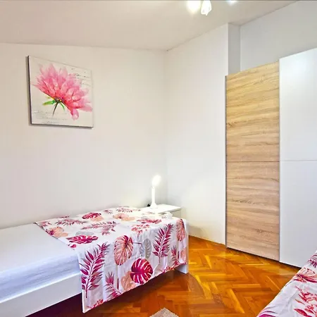 Apartament Levak 2 *